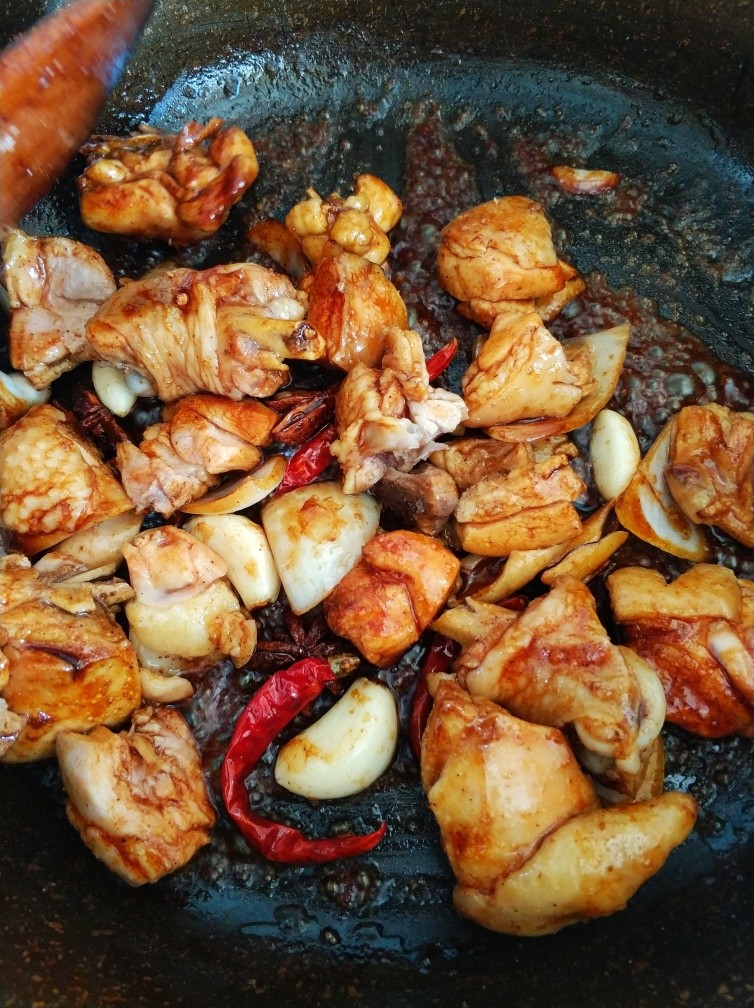 大盘鸡拉条子,加盐,糖,酱油,调味,翻炒
