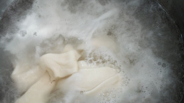 大盘鸡拉条子,水开下拉条子,煮熟: