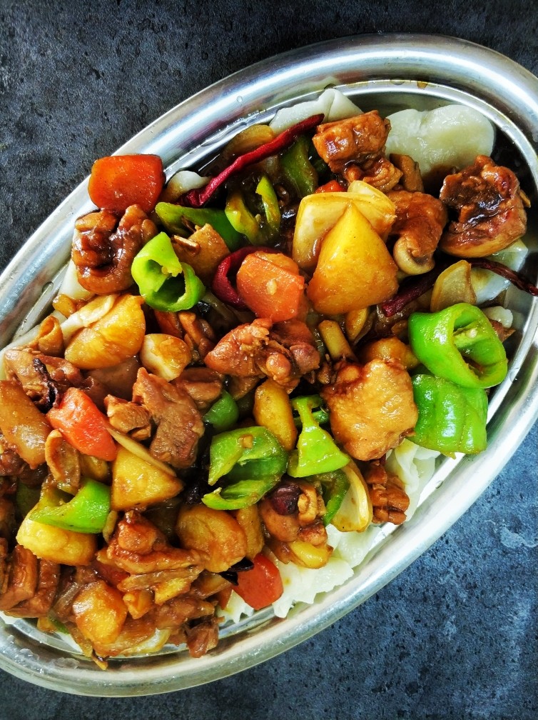 大盘鸡拉条子,汤汁比较浓稠,将鸡块土豆浇在面上即可