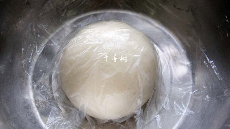 芝麻花生千层酱香饼 酱香浓郁层次分明,再加入冷水,揉成光滑的面团,盖上保鲜膜松弛一会儿。