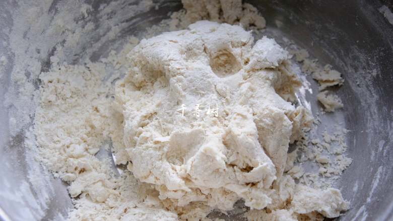 芝麻花生千层酱香饼 酱香浓郁层次分明,先用开水烫一下面,然后把面稍微揉揉,聚成一团,此时的面还比较干。