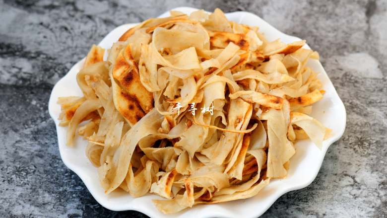 芝麻花生千层酱香饼 酱香浓郁层次分明,装到盘子里,美美的早餐就可以上桌了。