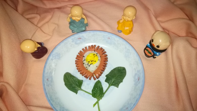 火腿肠太阳蛋,放进盘子再来一个,准备开吃!