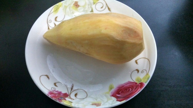 芝麻红薯球,准备<a style='color:red;display:inline-block;' href='/shicai/ 2585'>红薯</a>,去皮洗净。
