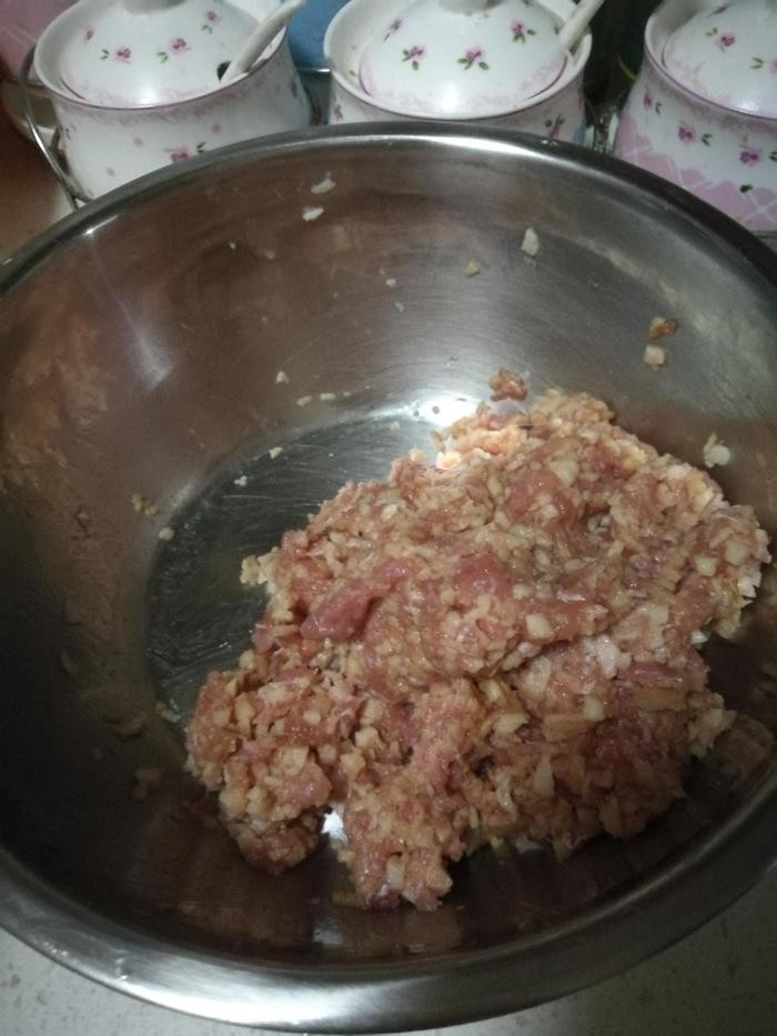 糯米丸子,肉泥和藕丁拌匀加盐，料酒腌十几分钟