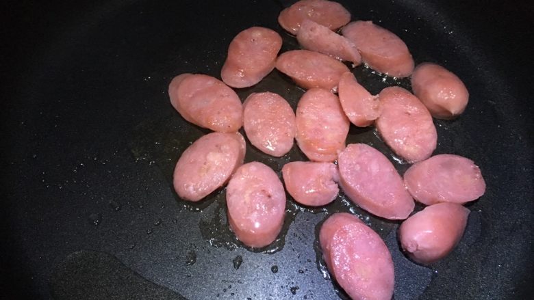 双菇炒热狗,再把另外一面煎至金黄色,盛起备用