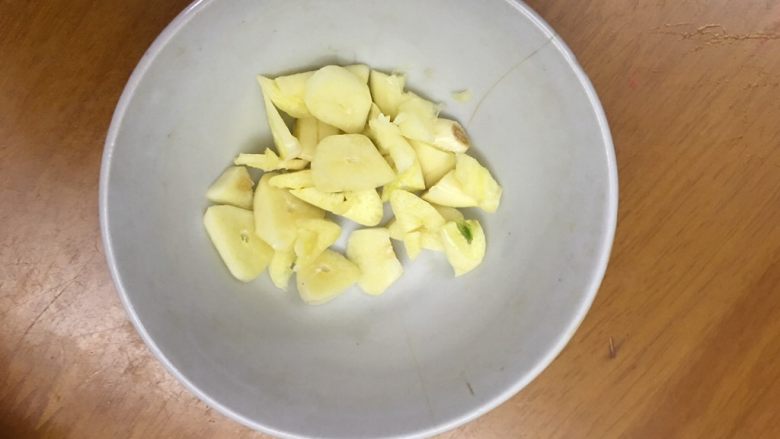 双菇炒热狗,将蒜头切成末