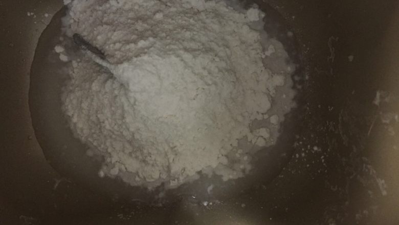 火腿杂蔬包,倒进高筋粉,搅拌均匀(这时的面团很湿,会粘手)