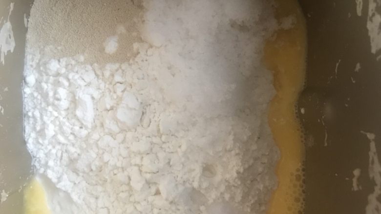 火腿杂蔬包,取出冷藏后的面团,放入除黄油外的其他主面团材料,和面