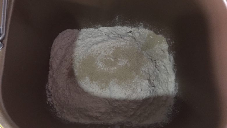丑橘蜜豆包,先放面粉,再撒上酵母