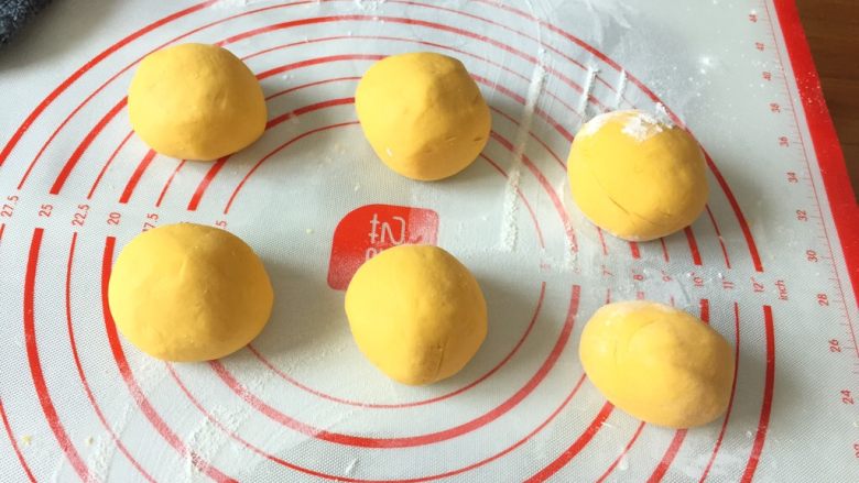 丑橘蜜豆包,分成大小不一的面团,大小不一才比较逼真
