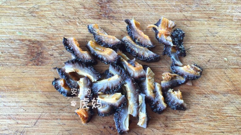 海鲜炒粉干,解冻后的红极参条清洗一下切小块;
