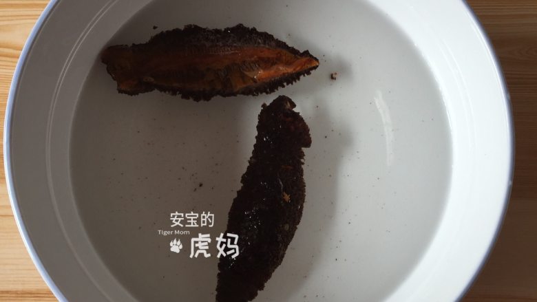 海鲜炒粉干,将红极参条放在冷水中解冻;
