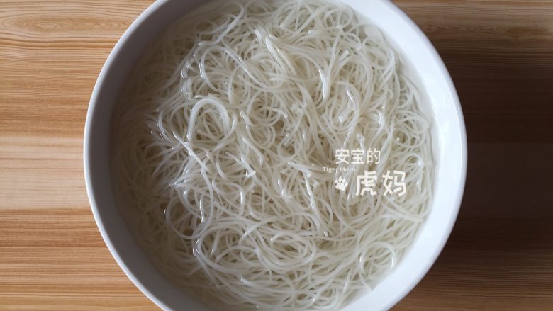 海鲜炒粉干,<a style='color:red;display:inline-block;' href='/shicai/ 13193'>粉干</a>泡在温水里发开;