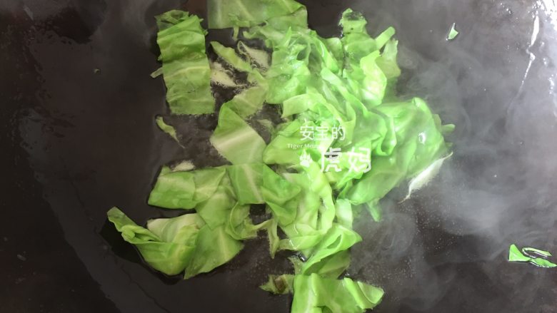 海鲜炒粉干,热锅冷油,倒入包心菜翻炒几下;