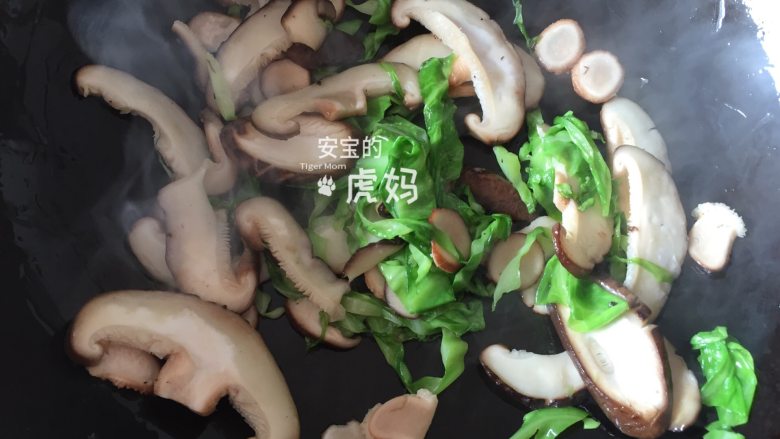 海鲜炒粉干,倒入香菇翻炒一会;