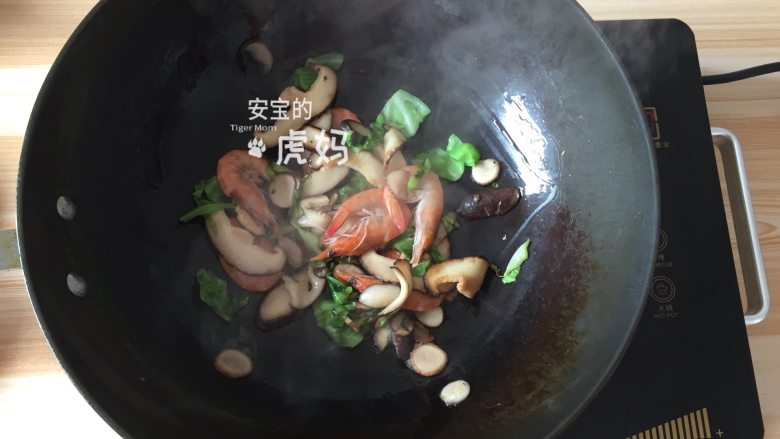 海鲜炒粉干,倒入沥干腌料的明虾翻炒至变色;