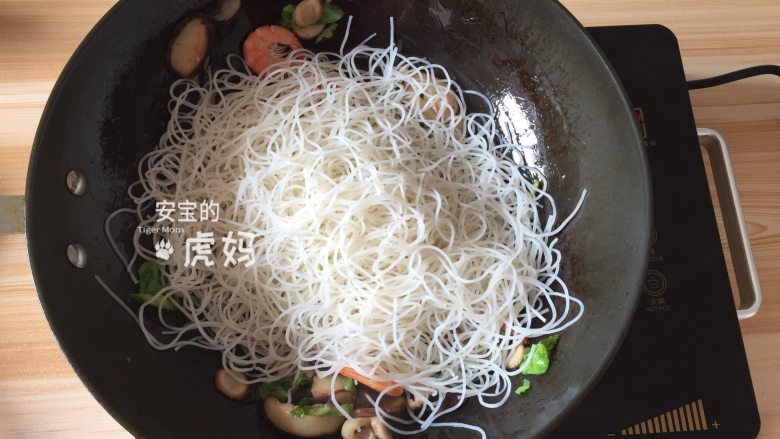 海鲜炒粉干,倒入沥干水分的粉干翻炒熟;