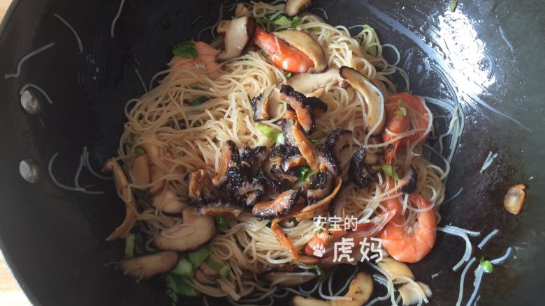 海鲜炒粉干,倒入沥干腌料的红极参块翻炒一会即可出锅,撒上<a style='color:red;display:inline-block;' href='/shicai/ 3250'>葱</a>花点缀一下,香气扑鼻哦;