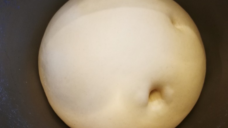 打成渣的淡奶油做的北海道吐司,戳进面团不会马上回缩就差不多了,我在室温22℃的条件下,用了90分钟发好
