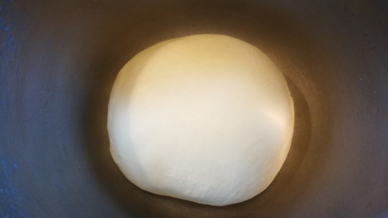 打成渣的淡奶油做的北海道吐司,所有材料放一块儿,和成光滑面团