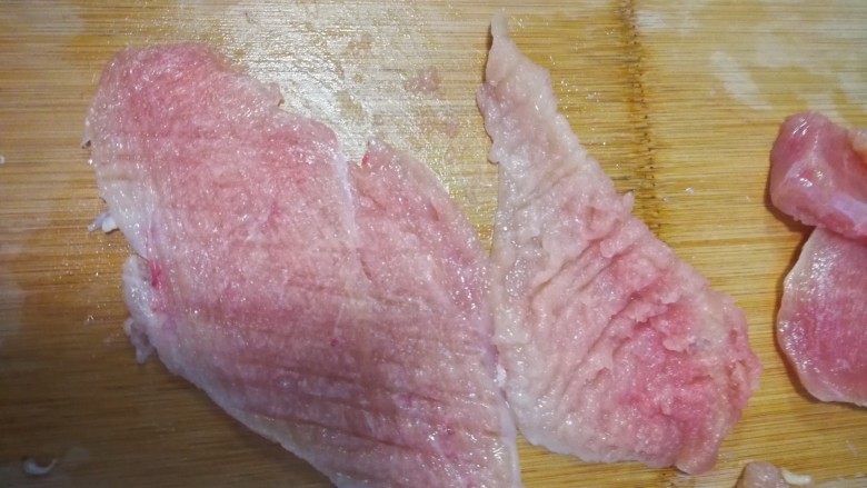 香酥鸡排,用刀背在鸡肉片正面、反面反复敲打,使肉质松散。不要敲断。