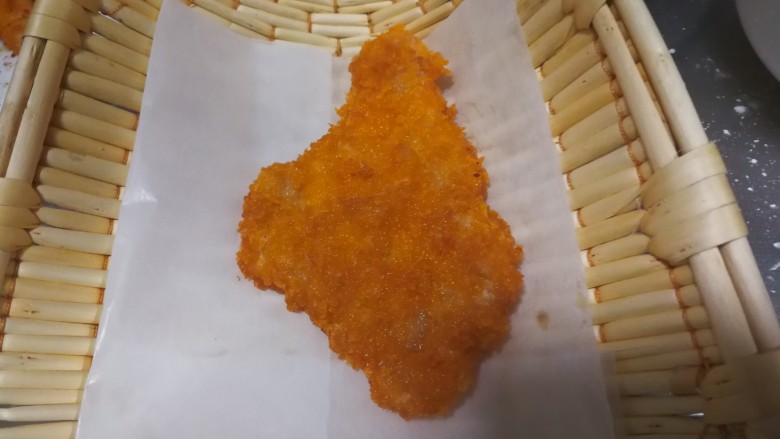 香酥鸡排,炸至双面金黄,控干油捞出,放厨房纸吸下油。