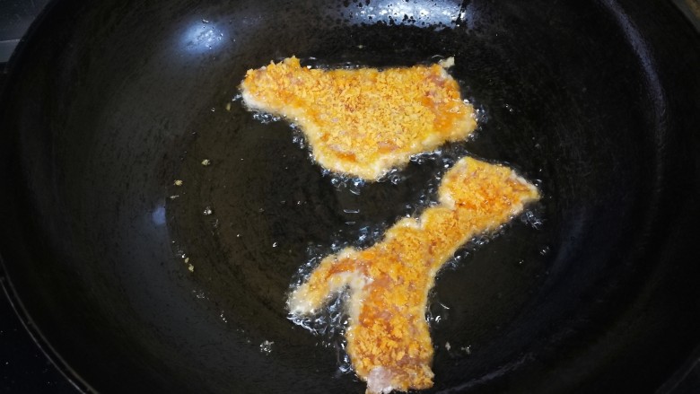 香酥鸡排,锅内放油烧至差不多6成热,放入鸡肉小火慢炸