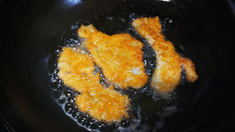 香酥鸡排,一定要用小火炸,不然外层容易糊掉,里面还不熟。
