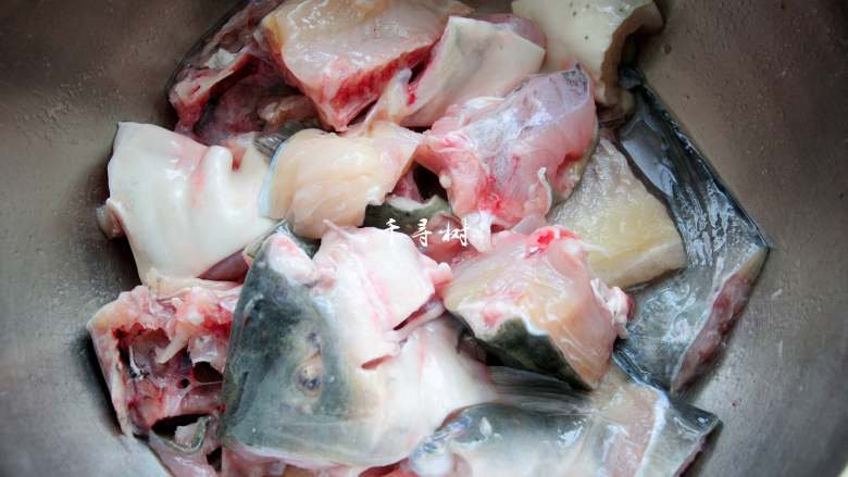 快手酸菜鱼 鱼肉鲜嫩酸菜爽口的宴客硬菜,剁成块的鱼骨和鱼头也用盐和料酒腌制起来,不用放淀粉。