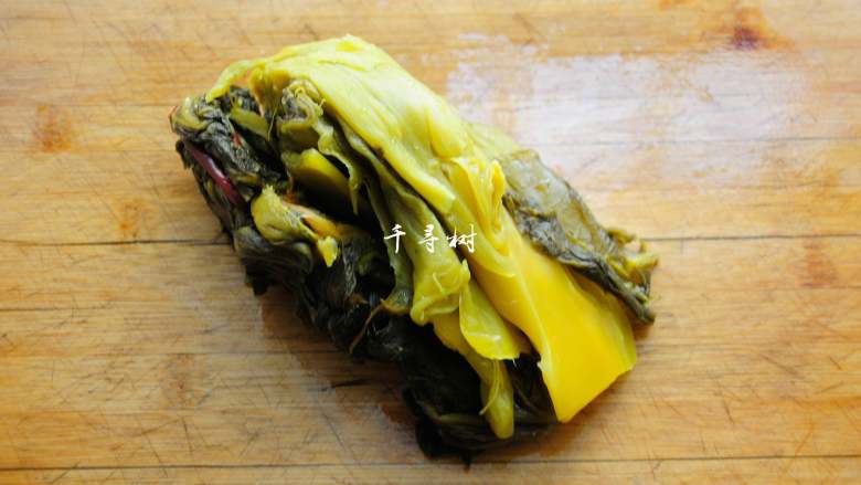 快手酸菜鱼 鱼肉鲜嫩酸菜爽口的宴客硬菜,<a style='color:red;display:inline-block;' href='/shicai/ 83922'>鱼酸菜</a>冲洗干净,挤干净水分。