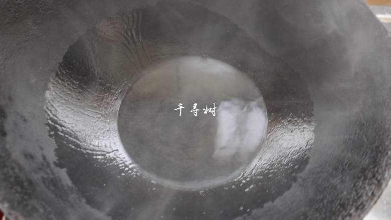 快手酸菜鱼 鱼肉鲜嫩酸菜爽口的宴客硬菜,锅内放一大勺油烧热,油热后全部浇到花椒上,花椒和辣椒的香味一下子就被激发出来了。