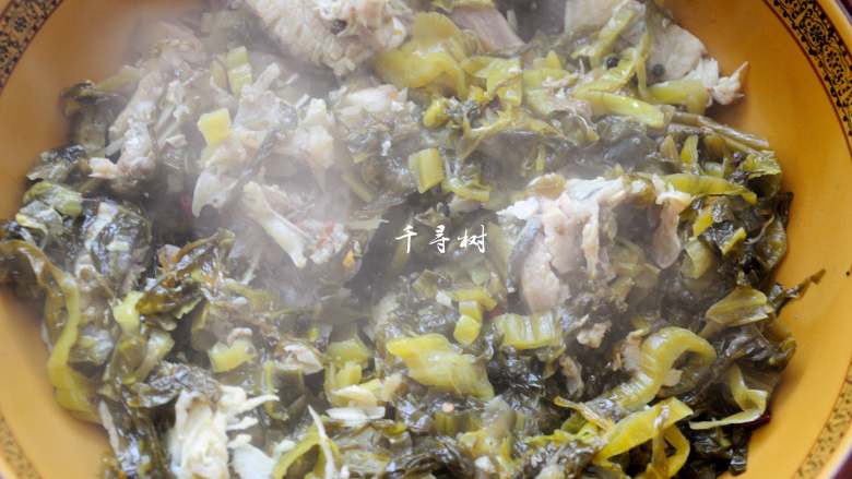 快手酸菜鱼 鱼肉鲜嫩酸菜爽口的宴客硬菜,把酸菜和鱼骨用漏勺捞出,放入盆中。