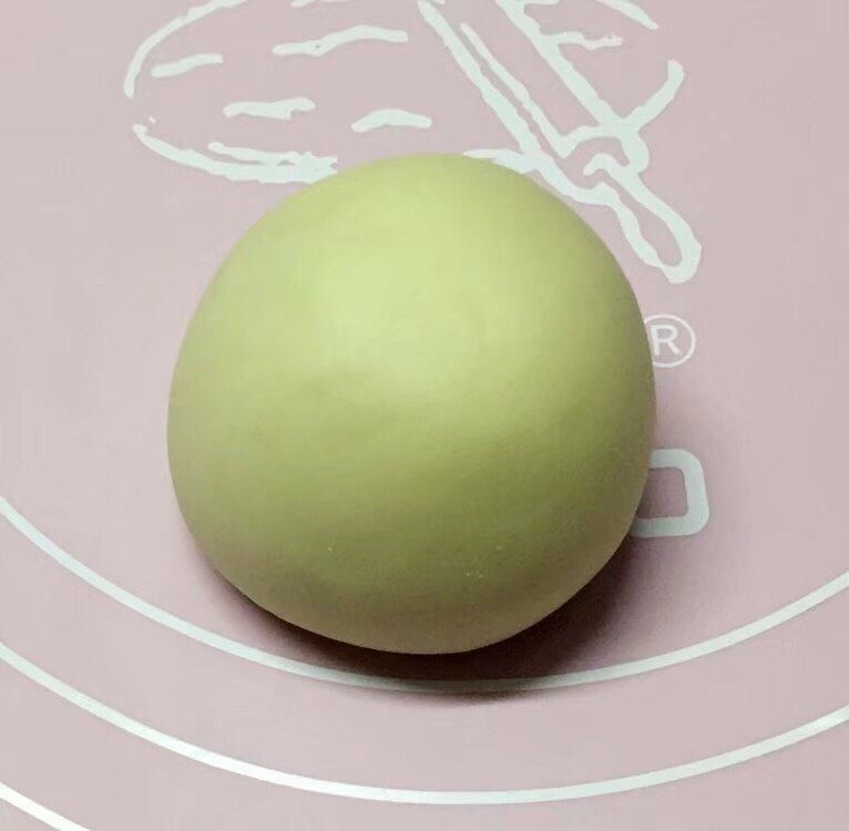 寿桃馒头,发酵好的面团排气揉匀后,取一小块面团先揉成普通馒头形状。