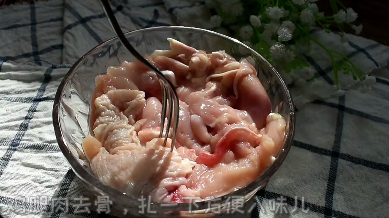 烤肉拌饭,将<a style='color:red;display:inline-block;' href='/shicai/ 92'>鸡腿</a>洗干净,去骨,用叉子扎一扎方便之后入味儿