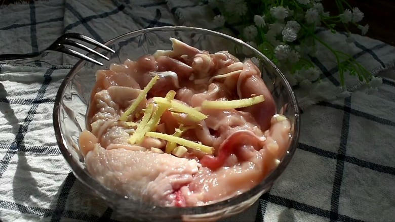 烤肉拌饭,<a style='color:red;display:inline-block;' href='/shicai/ 37'>姜</a>切成丝,放在鸡腿上