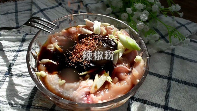 烤肉拌饭,再根据个人口味,撒些<a style='color:red;display:inline-block;' href='/shicai/ 761'>辣椒粉</a>