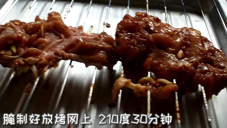 烤肉拌饭,将腌制好的鸡肉放在烤网上,用210度烤制半小时就好啦。中途记得翻一次面