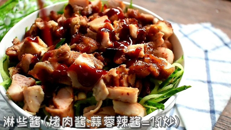 烤肉拌饭,最后在烤肉上边淋上酱汁(用烤肉酱与<a style='color:red;display:inline-block;' href='/shicai/ 814'>蒜蓉辣酱</a>1:1的比例炒制而成)就大功告成啦