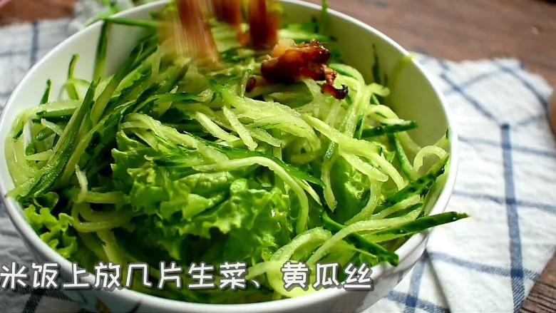 烤肉拌饭,<a style='color:red;display:inline-block;' href='/shicai/ 507'>米饭</a>上铺上<a style='color:red;display:inline-block;' href='/shicai/ 121'>生菜</a>，将<a style='color:red;display:inline-block;' href='/shicai/ 54'>黄瓜</a>擦成丝，放在<a style='color:red;display:inline-block;' href='/shicai/ 121'>生菜</a>上