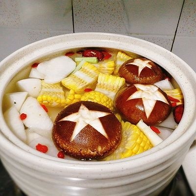 一锅炖+海鲜烩锅,取一砂锅,放入清水,红枣,枸杞子,姜片,葱白,玉米,白萝卜,少量盐