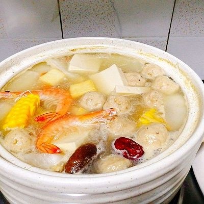 一锅炖+海鲜烩锅,陆续加入鱼豆腐,千页豆腐,虾,金针菇,肉肠,蛾菜等吃时再放,小火再煮10分钟即可