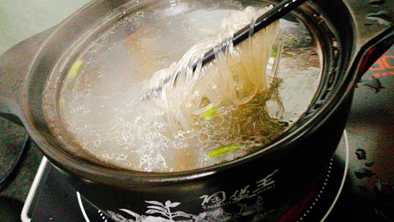 一锅炖+皮皮虾白菜粉丝煲,夹入泡好的红薯粉丝,盐