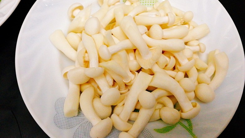 一锅炖+皮皮虾白菜粉丝煲,<a style='color:red;display:inline-block;' href='/shicai/ 250'>蟹味菇</a>去头,用淡盐水浸泡洗净干净