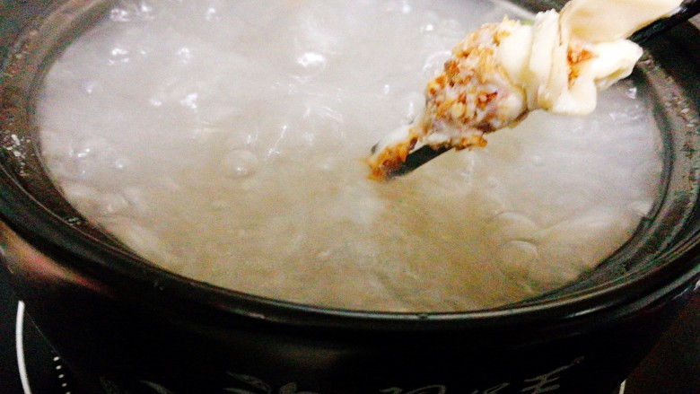 一锅炖+皮皮虾白菜粉丝煲,葱头酥油,盖上盖子煮10分钟,期间记得搅动下