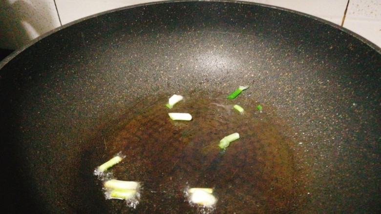 一锅炖+皮皮虾白菜粉丝煲,起油锅,将葱头爆香