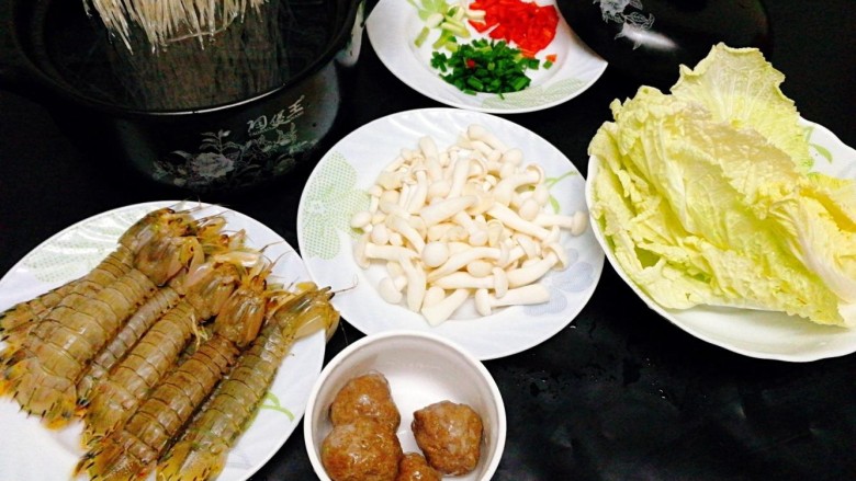 一锅炖+皮皮虾白菜粉丝煲,食材准备好,