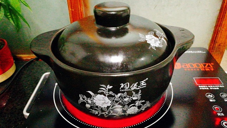 一锅炖+皮皮虾白菜粉丝煲,加入清水转入砂锅里,