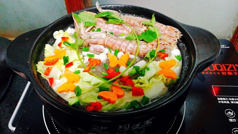 一锅炖+皮皮虾白菜粉丝煲,撒上小红椒,葱,<a style='color:red;display:inline-block;' href='/shicai/ 131'>香菜</a>即可上桌