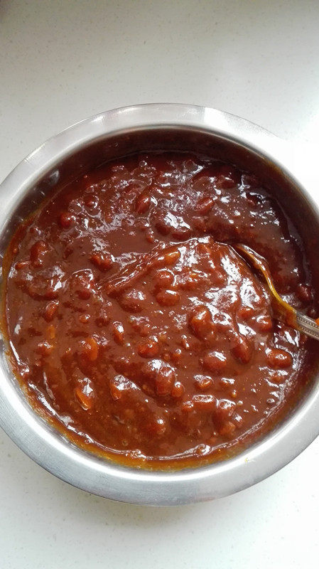 肉末豆干炸酱,<a style='color:red;display:inline-block;' href='/shicai/ 4510'>黄豆酱</a>与<a style='color:red;display:inline-block;' href='/shicai/ 712'>甜面酱</a>混合在碗里，搅匀；